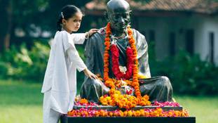 हमने बापू के आदर्शों को माना तो, लेकिन अपने तरीके से