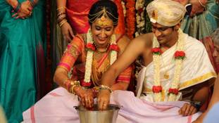 ये है नया फैशन, अब तो शादियों के भी टिकट बिकने लगे हैं !