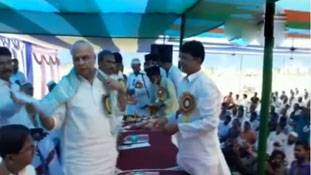 प्रोग्राम में 'टोपी' न पहनकर JDU नेता ने मुसलमानों को एक बड़ा सबक दिया है...