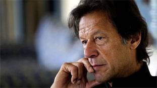 एक अफसर के ट्रांसफर पर मुंह की खानी पड़ी है इमरान को