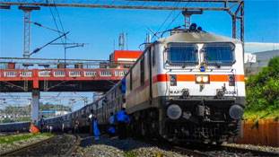 'रेलवे हमारी संपत्ति है'... और यात्रियों ने इस पर अक्षरश: अमल किया