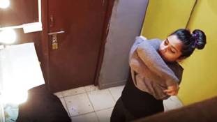 ट्रायल रूम में लगे जासूसी आईने को पहचानने के ये हैं 4 आसान तरीके