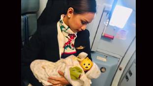 अजनबी बच्ची को स्तनपान कराने वाली एयर होस्टेस की किस्मत रातोंरात बदल गई