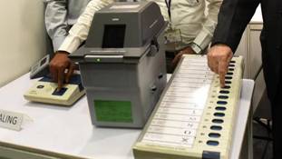 इस बार ईवीएम में खराबी के साथ-साथ मतदानकर्मी में भी गड़बड़ी निकली है