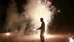 कोर्ट नहीं, सरकार के कारण लगी है पटाखों पर रोक!