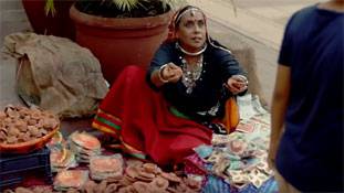 कच्ची मिट्टी के पक्के दीये तुम साथ ले जाना भूल गए...