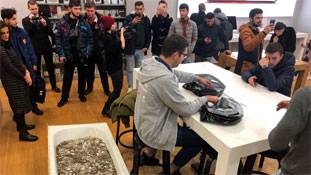 पाई-पाई जोड़कर iPhone खरीदना 'कुछ तूफानी' करने का ही पार्ट है...