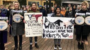 रेप पीड़ित की अंडरवियर लहराना किसी कोर्ट कार्रवाई का हिस्‍सा हो सकता है?