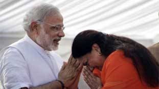 राजस्थान में वसुंधरा को अगर कोई उबार सकता है तो वो केवल मोदी ही हैं राजस्थान में वसुंधरा को अगर कोई उबार सकता है तो वो केवल मोदी ही हैं