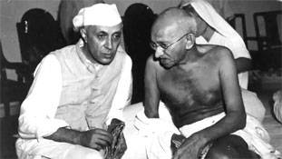 गांधी जी के लाए केक को जब दुखी नेहरू ने बेमन से काटा...