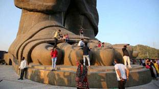 लोगों ने जो किया, उससे पैर दर्द करने लगा है सरदार पटेल का...