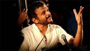 आम आदमी पार्टी कला का साथ दे रही है या मौके का फायदा उठा रही है?