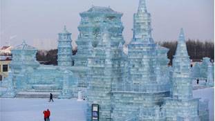 एक शहर जहां जमी हुई नदी से बर्फ का किला बना लेते हैं लोग