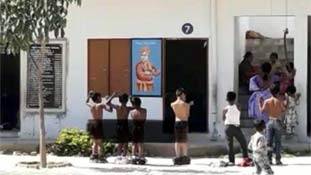 स्वामी विवेकानंद की फोटो के सामने बच्चों को नंगा करने वाला टीचर नहीं हो सकता!