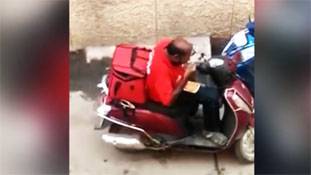 खाना पहुंचाने से पहले उसे चखकर देसी डिलीवरी बॉय ने जायका बिगाड़ दिया