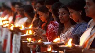 केरल में हिंदू महिलाओं के पक्ष में तो केंद्र में मुस्लिम महिलाओं के खिलाफ लेफ्ट की 'दीवार' केरल में हिंदू महिलाओं के पक्ष में तो केंद्र में मुस्लिम महिलाओं के खिलाफ लेफ्ट की 'दीवार'
