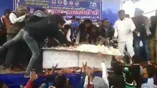 मायावती के जन्मदिन का केक कटा... बंटा... और लुटा