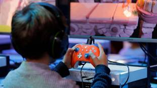 ऑनलाइन गेम के लिए शशि थरूर का बिल फायदे का सौदा है या नुकसान की खाई?