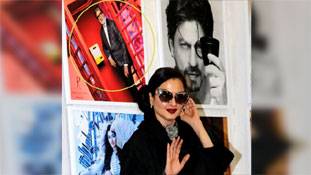 दूर रहकर 'रिलेशनशिप' एन्जॉय करना कोई रेखा से सीखे