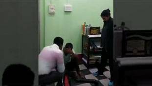 थाने में युवक की पिटाई कर रहे डीएम पर लोगों की राय बंटी हुई है?