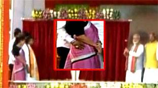 महिला मंत्री के साथ 'बदसलूकी' के मामले में पुरुष मंत्री निर्दोष भी, दोषी भी महिला मंत्री के साथ 'बदसलूकी' के मामले में पुरुष मंत्री निर्दोष भी, दोषी भी