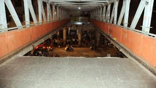शर्मनाक: CST मुंबई में पुल गिरा, BMC की नाक कटी