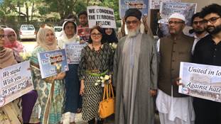 हैदराबाद की चर्च में कुछ मुस्लिम गए, और दुनिया खुश है