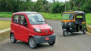 ऑटो और कार के बीच बजाज ने गाड़ी घुसाई है, वो बिलकुल क्‍यूट नहीं है