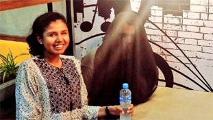 शौहर को हिजाब में देखकर पाकिस्‍तानी सोशल मीडिया आग-बबूला हो गया!