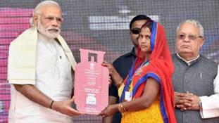 उज्ज्वला योजना के पोस्टर पर आई महिला चूल्हे पर खाना क्यों बना रही है, जानिए...