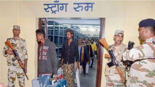 क्या होता है EVM Strong Room में? सभी पार्टियां जिसकी चौकीदारी में लगी हैं क्या होता है EVM Strong Room में? सभी पार्टियां जिसकी चौकीदारी में लगी हैं