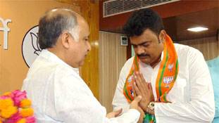 एक 'माफिया डॉन' बीजेपी में एंट्री लेकर संस्कारी कैसे हो गया!