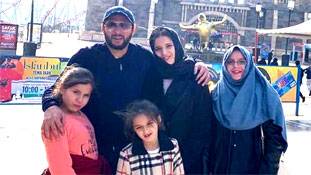 पिता अपनी बेटियों के हीरो होते हैं, लेकिन शाहिद अफरीदी वो पिता नहीं