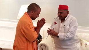 योगी आदित्यनाथ का मुलायम परिवार से मिलना यानी सौ मर्जों का इलाज योगी आदित्यनाथ का मुलायम परिवार से मिलना यानी सौ मर्जों का इलाज