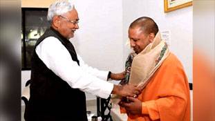 बिहार में बच्चों की मौत पर नीतीश कुमार को योगी आदित्यनाथ से सीखने की जरूरत है