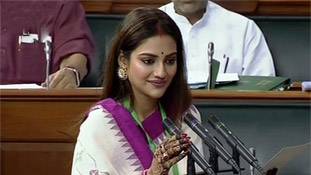 सिंदूर लगाए वंदे मातरम कहने वाली नुसरत जहां को देख ट्रोल के सिर घूम गए सिंदूर लगाए वंदे मातरम कहने वाली नुसरत जहां को देख ट्रोल के सिर घूम गए