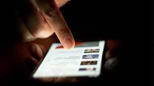 मोबाइल कंपनियां यूजर से नए स्मार्टफोन खरीदवाने के लिए चलती हैं चाल