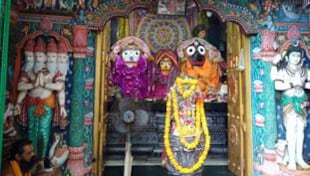 Puri Rath Yatra: भगवान कृष्ण, बलराम और बहन सुभद्रा की मूर्ति के पीछे क्या है कहानी Puri Rath Yatra: भगवान कृष्ण, बलराम और बहन सुभद्रा की मूर्ति के पीछे क्या है कहानी
