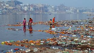 नदीसूत्रः देवी माने जाने वाली नदियों को अचानक कूड़ेदान क्यों समझ लिया गया है?