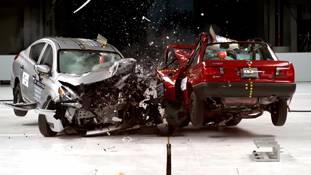 कारों में ऐसी कौन सी कमी है कि एक्सिडेंट में पुरुषों के मुकाबले महिलाओं की मौत अधिक होती है !