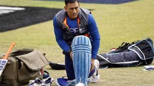 धोनी के संन्यास की कहानी इमोशंस के आगे और भी है...