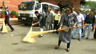 हेमा मालिनी की खिल्ली उड़ाने वालों ने दिमागी कचरा ट्विटर पर फैला दिया