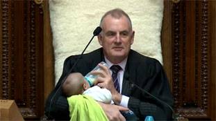 New Zealand की संसद से आई इस तस्वीर ने क्‍या भारतीय पुरुषों को झकझोरा है?