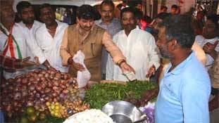 प्याज पर मनोज तिवारी के ट्वीट ने तो रुला ही दिया!