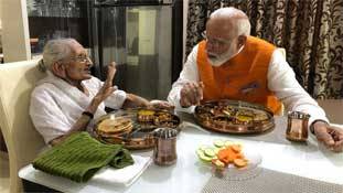 नरेंद्र मोदी के जन्मदिन की बधाइयों में वंदना से लेकर तंज भरे स्वर नरेंद्र मोदी के जन्मदिन की बधाइयों में वंदना से लेकर तंज भरे स्वर
