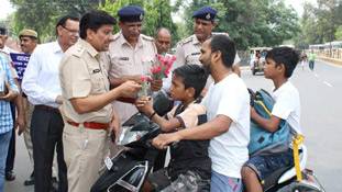 पुलिस के हाथों में चालान की जगह फूल का आना प्यार नहीं चुनावी मजबूरी है ! पुलिस के हाथों में चालान की जगह फूल का आना प्यार नहीं चुनावी मजबूरी है !