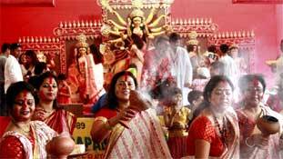 दुर्गा पूजा की प्रथाएं जो महिला सम्मान से सीधी जुड़ी हुई हैं