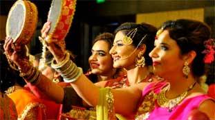 karwa chauth का व्रत रखने के पीछे श्रद्धा है या डर? karwa chauth का व्रत रखने के पीछे श्रद्धा है या डर?