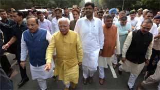 मोदी-खट्टर विरोधी टाइम-लाइन से बीजेपी की लाइन पर क्या मुंह लेकर आएंगे दुष्यंत चौटाला?