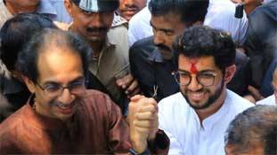 महाराष्ट्र चुनाव में अलग दिखने की शिवसेना की कोशिश भ्रम पैदा कर रही है